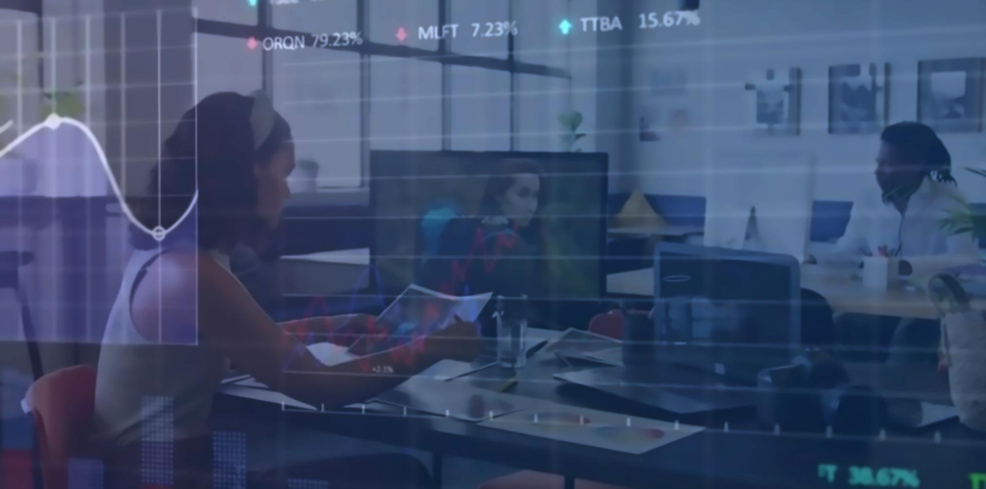 Estudiantes trabajando en desarrollo de juegos móviles con diferentes enfoques de aprendizaje